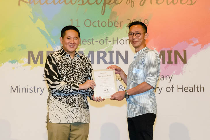 linus-kok-receiving-the-long-service-award-(5-years)-from-sps-amrin-amin-during-the-prison-volunteer-award-cermeony-2019-2-(1)